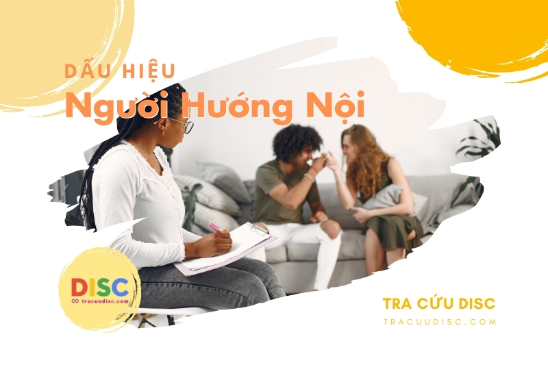 Khi ở nơi đông người, người hướng nội sẽ vừa quan sát cuộc vui, vừa suy nghĩ và sống trong thế giới của mình Khi ở nơi đông người, người hướng nội sẽ vừa quan sát cuộc vui, vừa suy nghĩ và sống trong thế giới của mình
